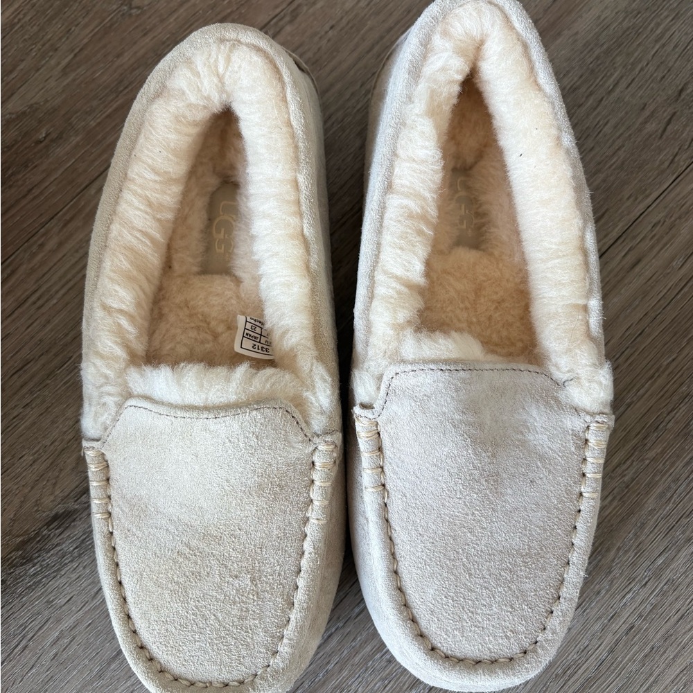 UGG Slippers Size 6